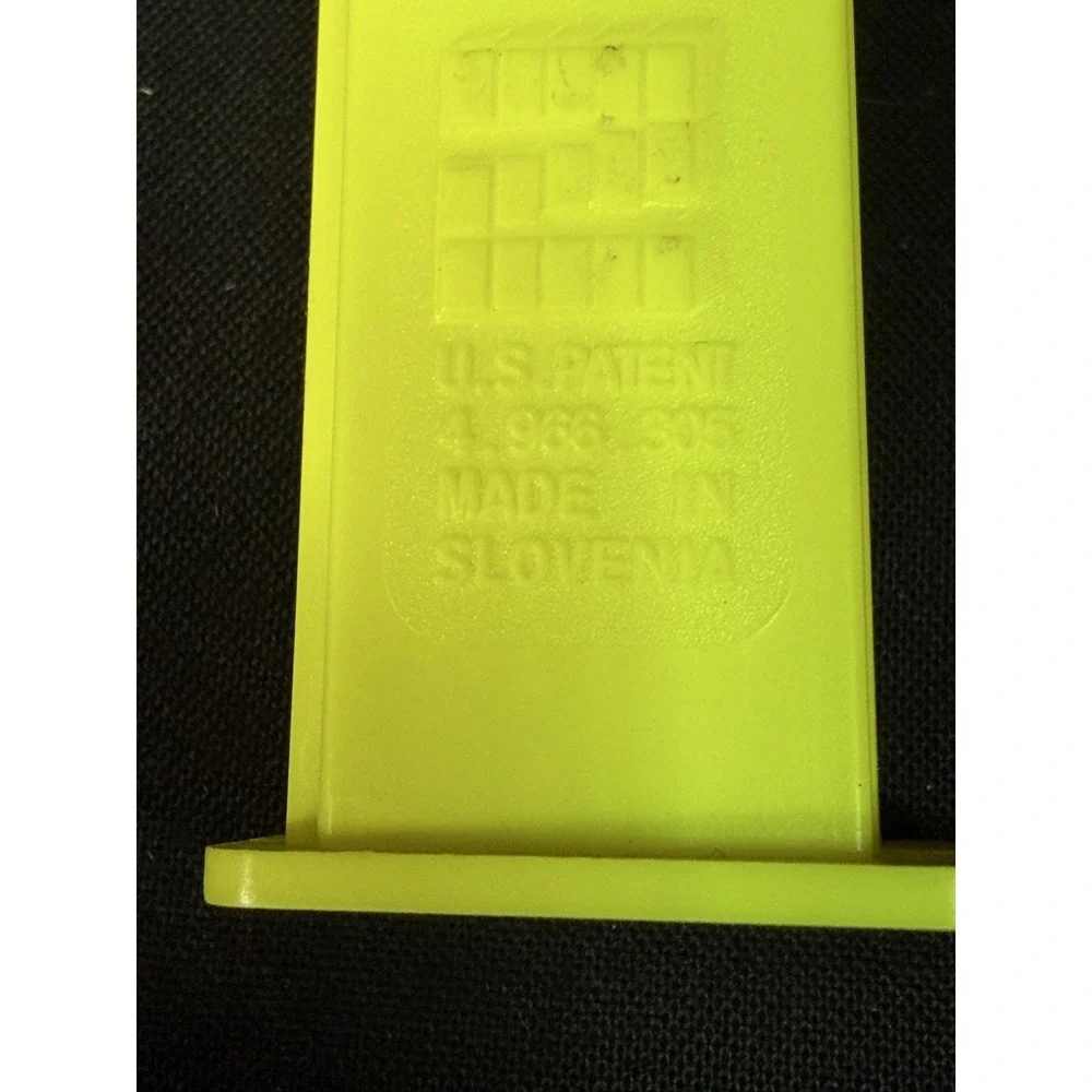 Vintage PEZ Looney Tunes Bugs Bunny Dispenser‎ Yellow Stem Feet